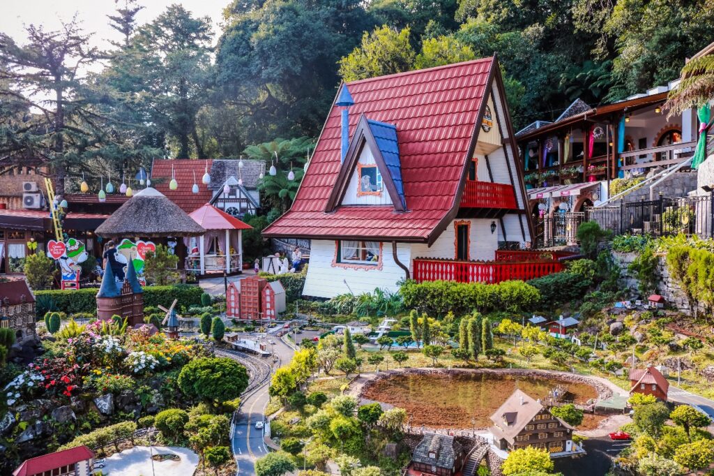 Gramado, na Serra Gaúcha, é um destino encantador com arquitetura europeia, gastronomia incrível e atrações para todas as idades. Destaque para o Lago Negro, Natal Luz, Snowland e fábricas de chocolate. Uma experiência imperdível o ano todo!