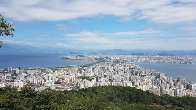 No momento, você está visualizando Florianópolis: 10 Dicas Imperdíveis para Explorar a Ilha da Magia